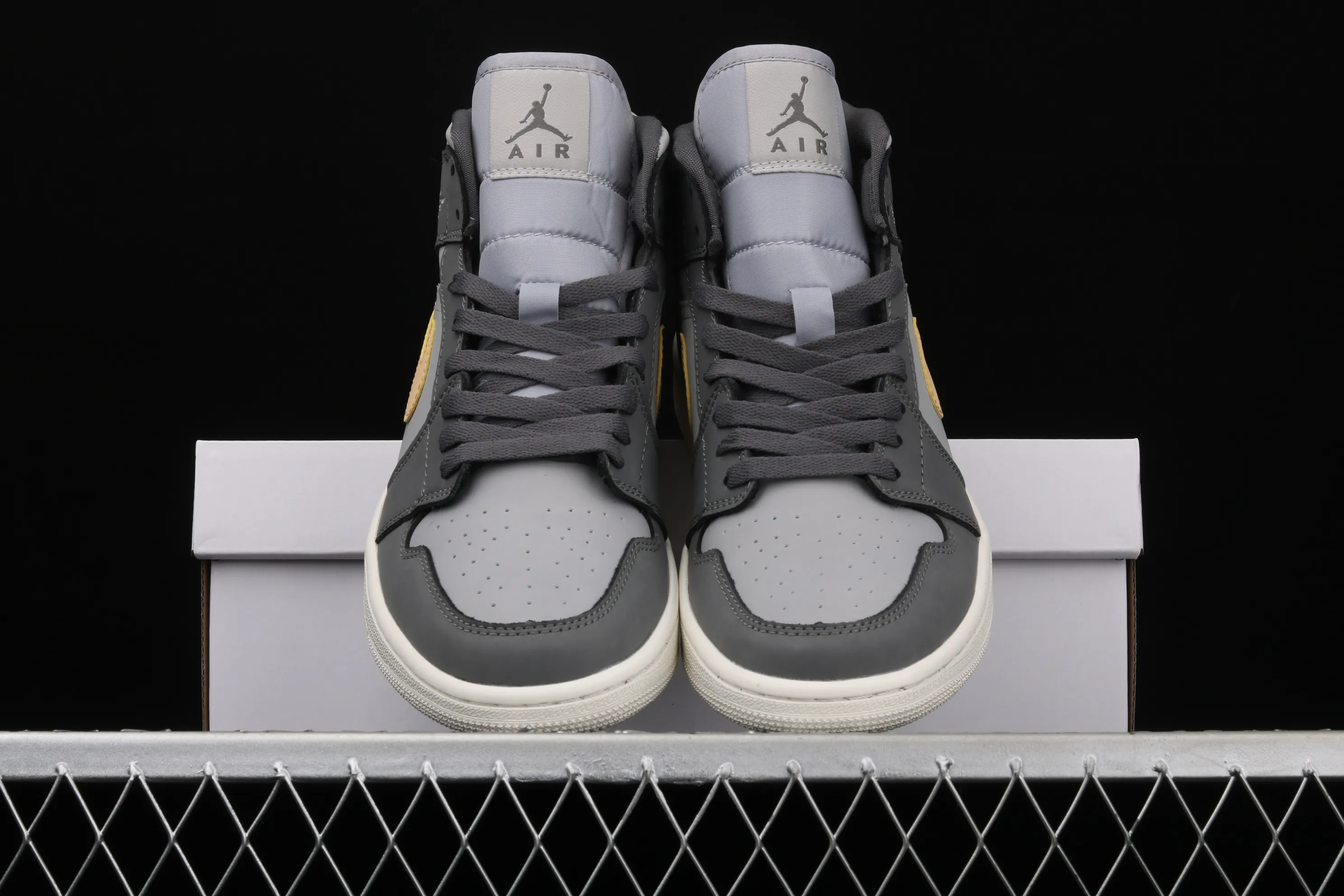 All Categories Air Jordan Jordan Series Basketball Shoes Air Jordan 1 Mid Special Price G Version Pure Original Air Jordan 1 Mid AJ1 Joe 1 Gray Pink China Basketball Shoes BQ6472-020